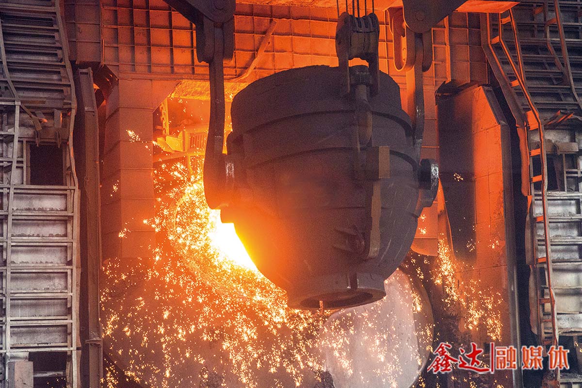 掛帥賽馬丨擋火門改造、中間包提溫，煉鋼廠齊心摳效益！